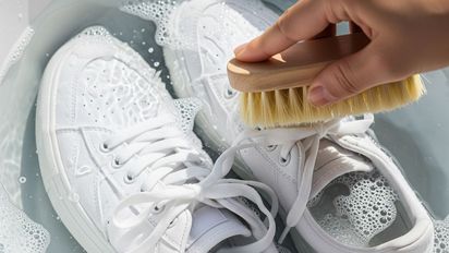 El truco casero que borra el amarillo de tus zapatillas blancas en minutos