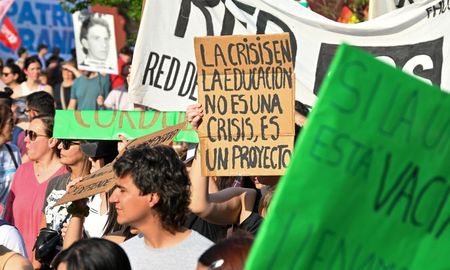 Un informe del Centro Cultural y de Estudios DEMOS alerta que la deuda nacional aumentó en promedio 6,4 mil millones de dólares mensuales. Un informe del Centro Cultural y de Estudios DEMOS alerta que la deuda nacional aumentó en promedio 6,4 mil millones de dólares mensuales.