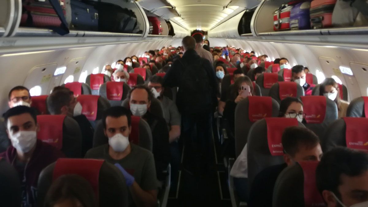 Pasajeros indignados por un vuelo de la empresa Iberia que viajaba lleno por España.