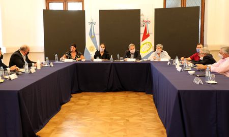 Funcionarios del Gobierno provincial, junto al senador Roberto Mirabella se reunieron con representantes del foro de empresarios de la Región Centro, para trabajar en la ley de biocombustibles. Funcionarios del Gobierno provincial, junto al senador Roberto Mirabella se reunieron con representantes del foro de empresarios de la Región Centro, para trabajar en la ley de biocombustibles.