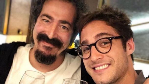 Martín Bello contra Diego Boneta.