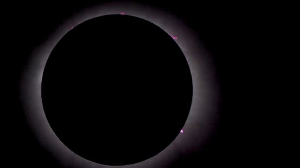Pequeñas erupciones violeta dejaron ver la furiosa actividad solar durante el eclipse total.