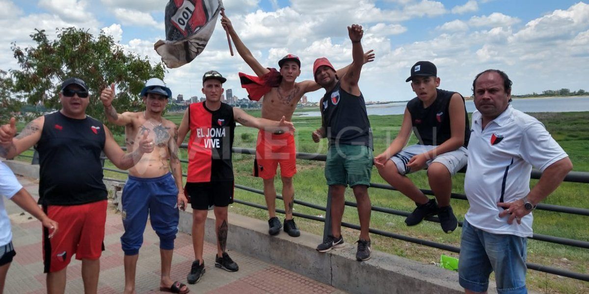 Hinchas de Col&oacute;n en camino a Asunci&oacute;n