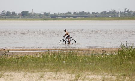 Aire de Santa Fe | Editada bajante del Paraná bici.jpg