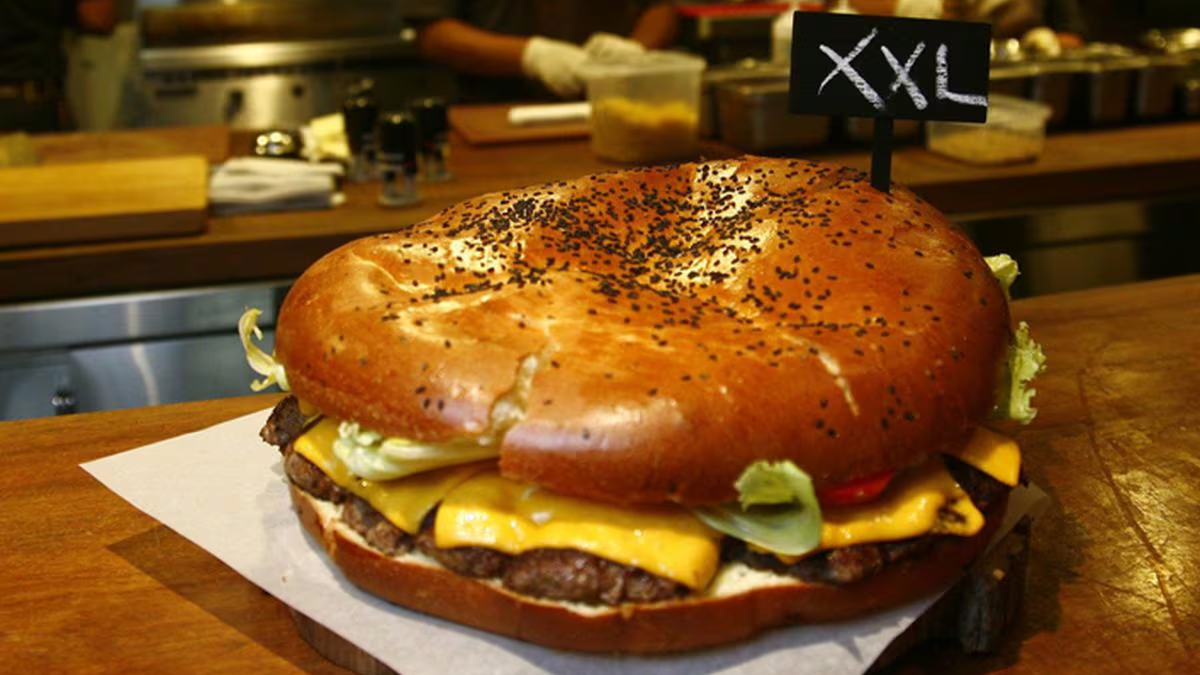 La hamburguesa gigante es una excelente opción para hacer con pocos ingredientes y sorprender a todos en casa. La hamburguesa gigante es una excelente opción para hacer con pocos ingredientes y sorprender a todos en casa.