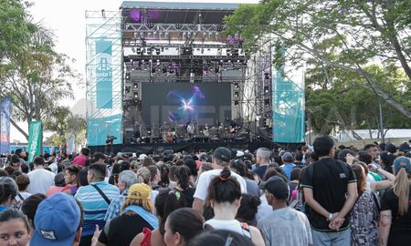 Una multitud llegó a la Costanera para disfrutar de la música y las propuestas. Una multitud llegó a la Costanera para disfrutar de la música y las propuestas.