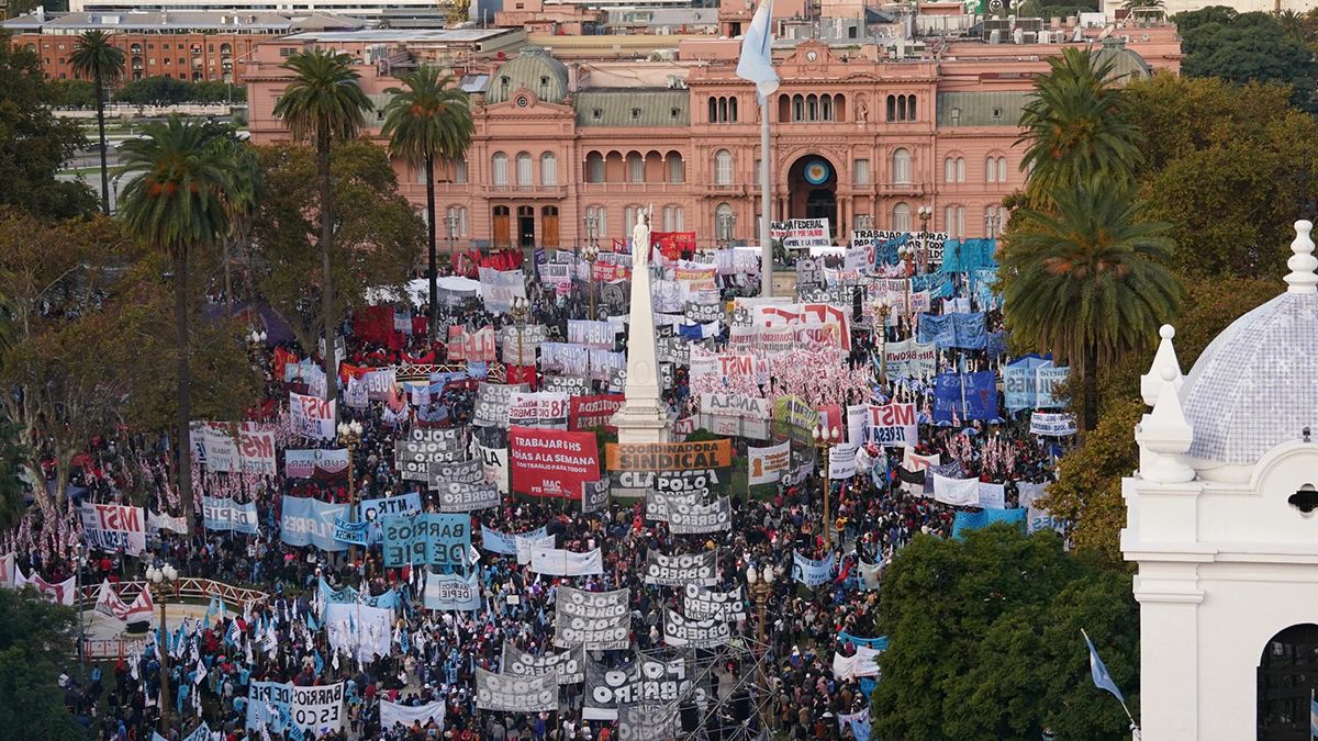 Organizaciones agrupadas en el bloque Unidad Piquetera (UP) realizaron este viernes una nueva manifestación callejera que tuvo su punto central en la Plaza de Mayo.
