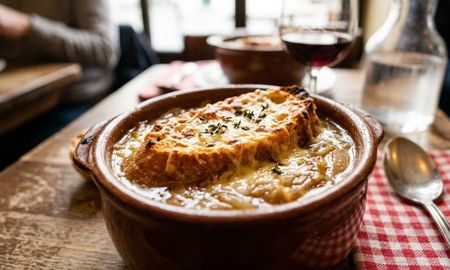 La sopa de cebolla francesa es uno de los platos más antiguos. La sopa de cebolla francesa es uno de los platos más antiguos.