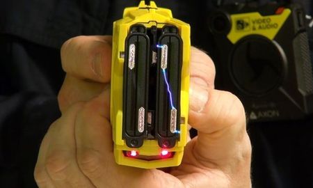 La Policía de Santa Fe volvió a utilizar las pistolas Taser, en este caso para contener a un hombre en Rosario. La Policía de Santa Fe volvió a utilizar las pistolas Taser, en este caso para contener a un hombre en Rosario.