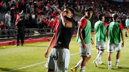 Con el corazón en la mano, Colón cortó la racha en la agonía del partido y volvió a sonreír