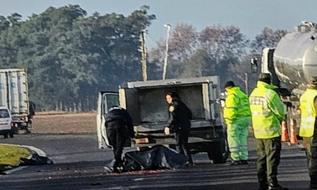 Accidente fatal en ruta 9: un camionero atropelló y mató a una mujer y a su hijo. Accidente fatal en ruta 9: un camionero atropelló y mató a una mujer y a su hijo.