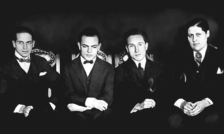 Los locos de la azotea fueron cuatro amigos que iniciaron la radiodifusión en Argentina en 1920. Los locos de la azotea fueron cuatro amigos que iniciaron la radiodifusión en Argentina en 1920.