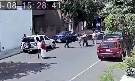 Video: mujer experta en jiu jitsu detuvo al motochoro que la asaltó y le dio una tremenda paliza Video: mujer experta en jiu jitsu detuvo al motochoro que la asaltó y le dio una tremenda paliza