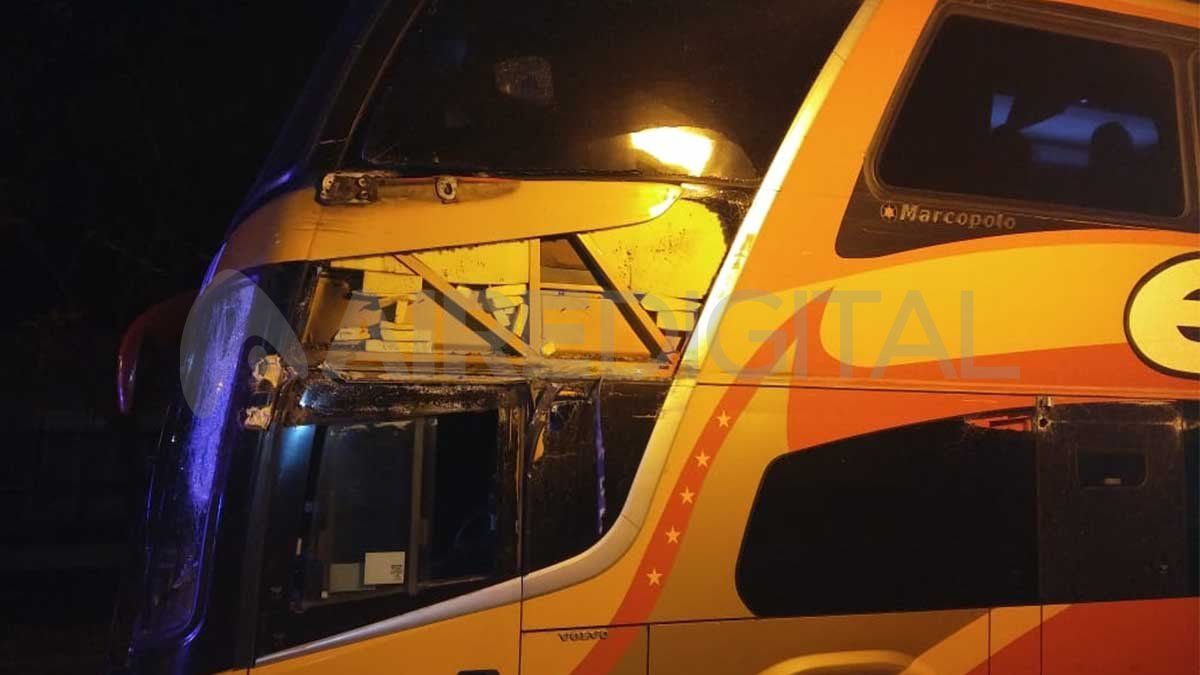 Un camión Volkswagen con semirremolque conducido por un hombre de 54 años oriundo de la Avellaneda chocó con un ómnibus de la Empresa El Pulqui que trasladaba 48 pasajeros.