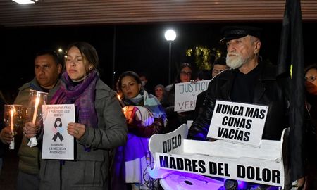 Familiares de los bebés que fallecieron en el Hospital Materno Neonatal Ramón Carrillo se movilizaron este jueves con antorchas Familiares de los bebés que fallecieron en el Hospital Materno Neonatal Ramón Carrillo se movilizaron este jueves con antorchas