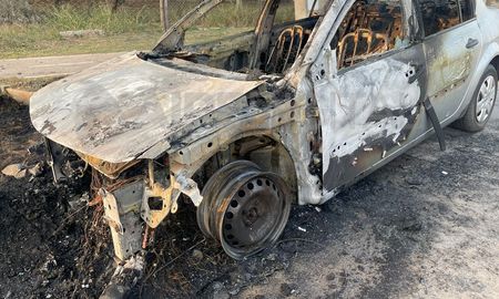 El auto incendiado quedó totalmente destruido. El auto incendiado quedó totalmente destruido.