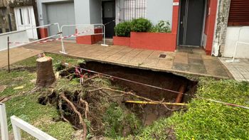 El socavón de calle República de Siria creció y mantiene en alerta a una familia