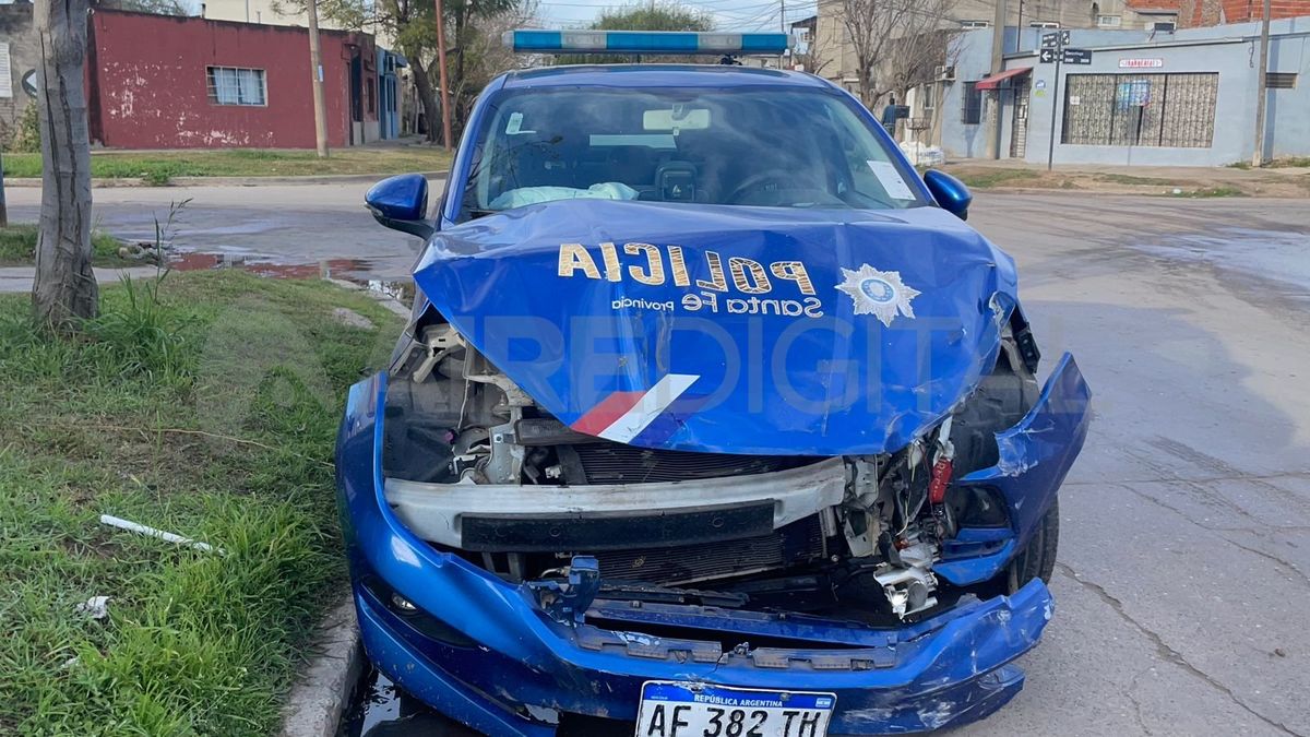 Fuerte choque en barrio Los Hornos: un patrullero destruido.
