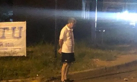 Desde hace 3 años, un padre espera cada noche a su hija en la parada de bus para que no camine sola Desde hace 3 años, un padre espera cada noche a su hija en la parada de bus para que no camine sola