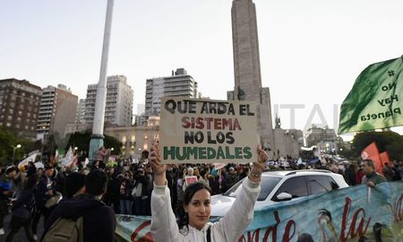 Greenpeace estará en el puente Rosario-Victoria donde la Multisectorial Humedales Rosario anunció acampará todo el fin de semana como un modo de protesta. Greenpeace estará en el puente Rosario-Victoria donde la Multisectorial Humedales Rosario anunció acampará todo el fin de semana como un modo de protesta.