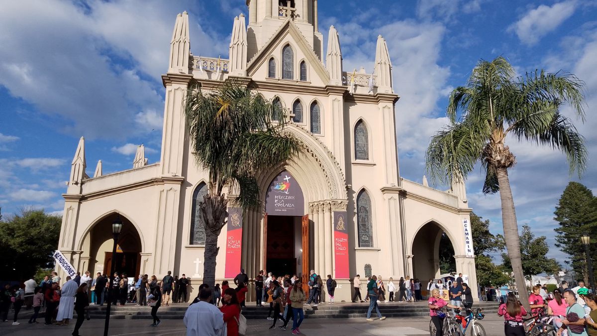 Fieles se acercaron este domingo a la Basílica de Guadalupe para participar de la Fiesta de la Virgen de Guadalupe.