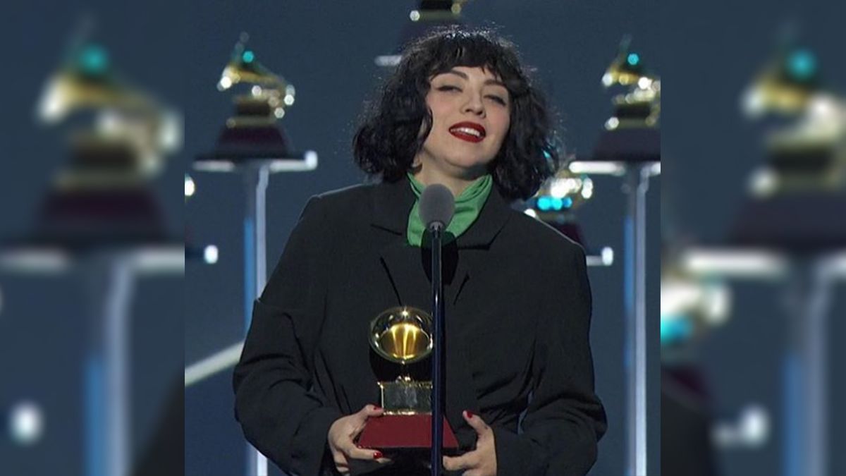 Mon Laferte hizo topless en la alfombra roja de los Latin Grammy para protestar por Chile