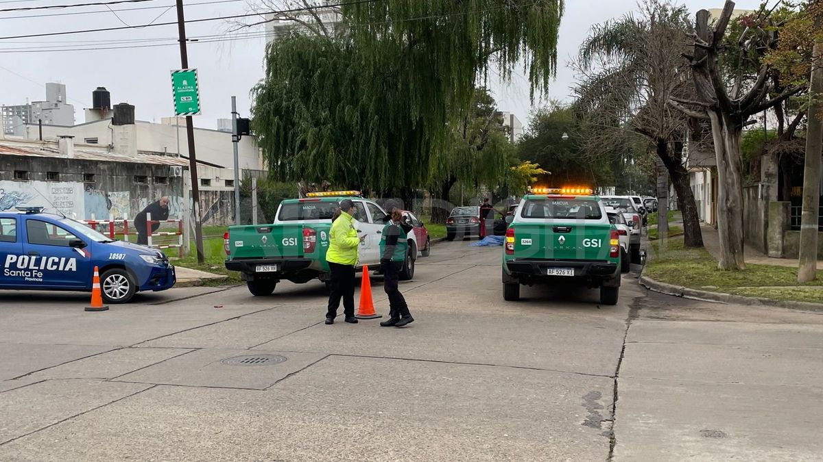 Personal de la Policía de la provincia de Santa Fe y de la GSI trabajaron en la zona donde se produjo el triste suceso. Personal de la Policía de la provincia de Santa Fe y de la GSI trabajaron en la zona donde se produjo el triste suceso.