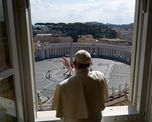 En un acto simbólico, el Papa Francisco da la bendición con la plaza de San Pedro completamente vacía debido al coronavirus. En un acto simbólico, el Papa Francisco da la bendición con la plaza de San Pedro completamente vacía debido al coronavirus.