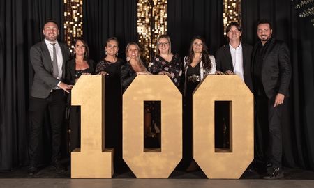 De izq a der: Jorge Ronchi, Natalia Gregoret, María Paz Azcurra, Corina Correa, Jesica Saez, Valentina Fassi, Hipólito Ruiz y Mario Altamirano, representaron AIRE en la gala por los 100 años de la Unión Industrial de Santa Fe. De izq a der: Jorge Ronchi, Natalia Gregoret, María Paz Azcurra, Corina Correa, Jesica Saez, Valentina Fassi, Hipólito Ruiz y Mario Altamirano, representaron AIRE en la gala por los 100 años de la Unión Industrial de Santa Fe.