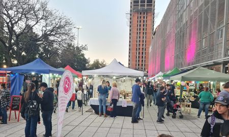 El espacio público alberga diferentes ferias de emprendedores durante los fines de semana. El espacio público alberga diferentes ferias de emprendedores durante los fines de semana.