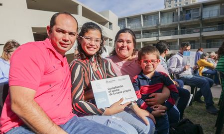 Un total de 79 familias santafesinas concretaron este viernes el sueño de la casa propia. Un total de 79 familias santafesinas concretaron este viernes el sueño de la casa propia.