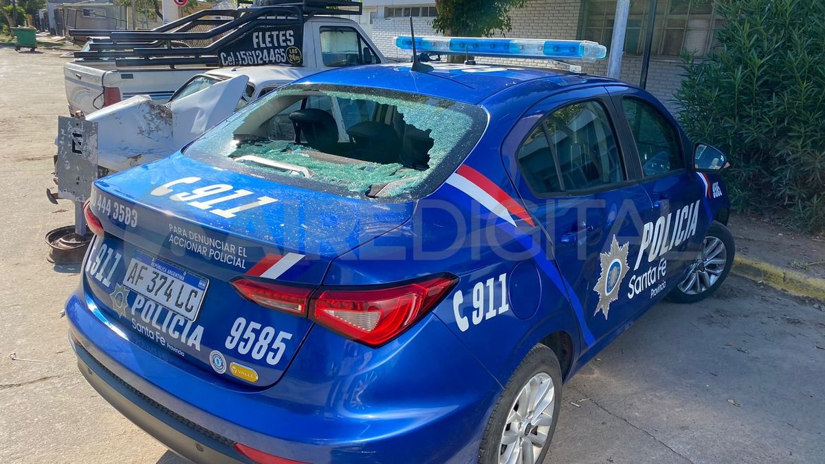 Barrio El Pozo: a piedrazos destruyeron la luneta trasera de un patrullero