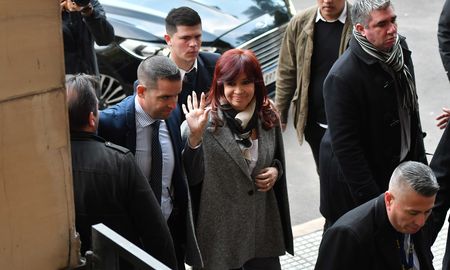 El fallo se produjo luego de que los jueces Horacio Rosatti, Carlos Rosenkrantz y Ricardo Lorenzetti rechazaran el recurso de queja de Cristina Kirchner y el del fiscal Mario Villar. El fallo se produjo luego de que los jueces Horacio Rosatti, Carlos Rosenkrantz y Ricardo Lorenzetti rechazaran el recurso de queja de Cristina Kirchner y el del fiscal Mario Villar.