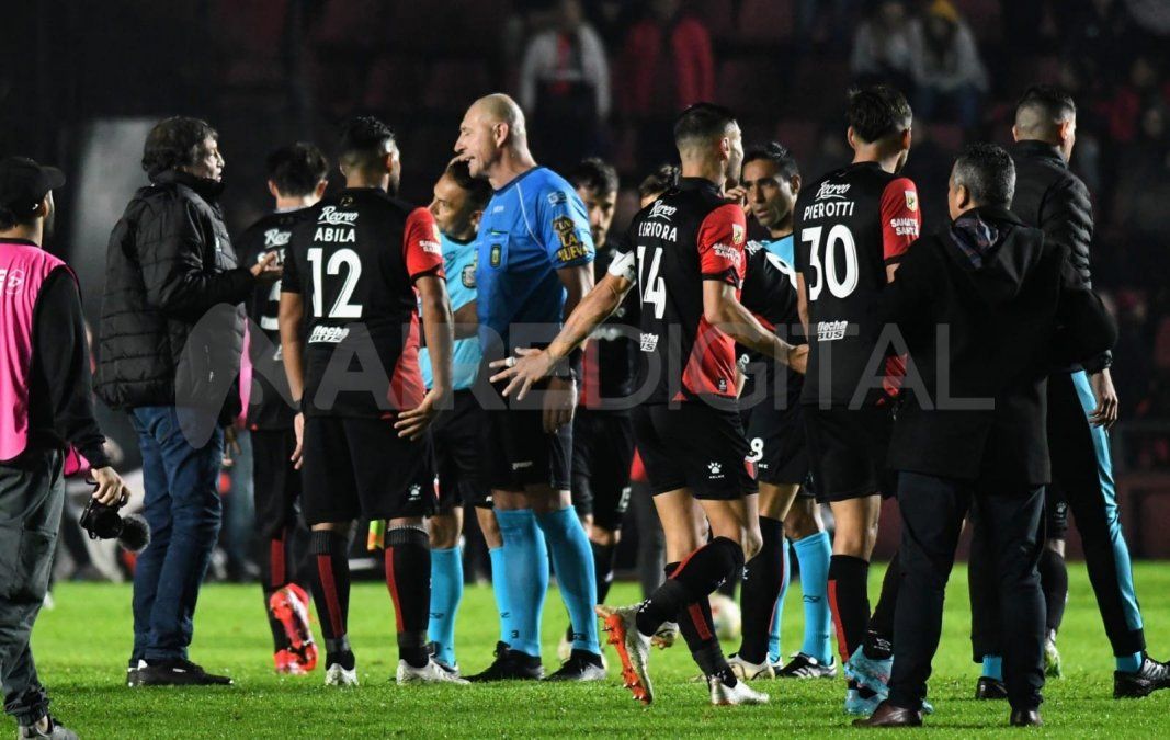 Todo Colón le reclama a Néstor Pitana por sus decisiones sobre el final del encuentro que permitieron a Estudiantes igualar el encuentro.