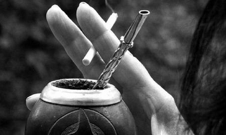 Un estudio afirma que tomar mate es tan peligroso como fumar 100 cigarrillos por día Un estudio afirma que tomar mate es tan peligroso como fumar 100 cigarrillos por día
