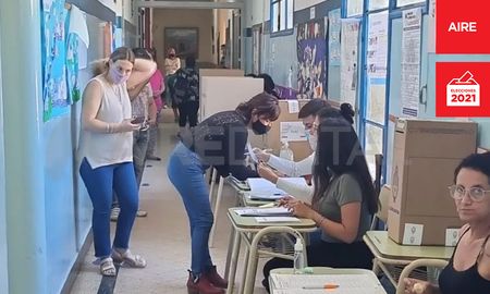 Se votó con más fluidez que en las Paso este domingo en Coronda, con el relajamiento de las normas sanitarias. Se votó con más fluidez que en las Paso este domingo en Coronda, con el relajamiento de las normas sanitarias.