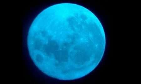 Una forma de hacer una luna azul: usar un filtro azul. Eso es lo que hizo Kostian Iftica el 2 de julio cuando fotografió esta luna llena saliendo sobre Brighton, Massachusetts. Una forma de hacer una luna azul: usar un filtro azul. Eso es lo que hizo Kostian Iftica el 2 de julio cuando fotografió esta luna llena saliendo sobre Brighton, Massachusetts.