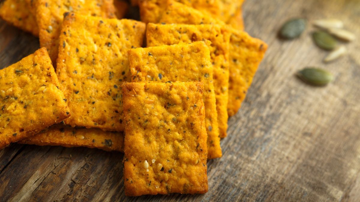 Crackers caseras de calabaza y harina de garbanzo, una receta fácil para preparar al horno.