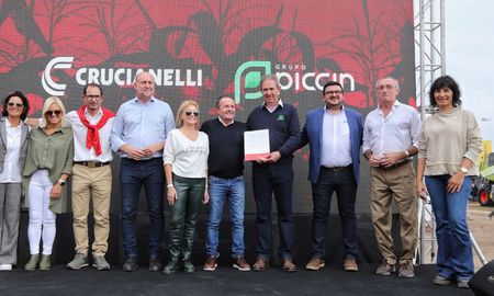 El gobernador de la provincia, Omar Perotti, visitó este miércoles la muestra agrícola Agroactiva 2023, que se desarrolla hasta el 10 de junio en Armstrong. El gobernador de la provincia, Omar Perotti, visitó este miércoles la muestra agrícola Agroactiva 2023, que se desarrolla hasta el 10 de junio en Armstrong.