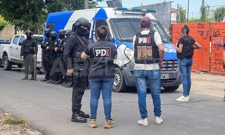 Detuvieron a cerca de 20 sospechosos por los asesinatos de dos taxistas y el ataque al colectivero en Rosario. Detuvieron a cerca de 20 sospechosos por los asesinatos de dos taxistas y el ataque al colectivero en Rosario.