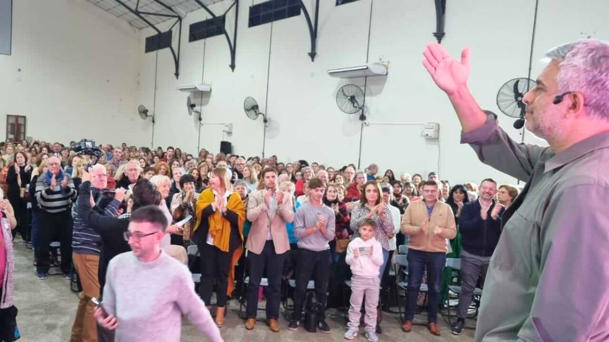  Mario Massaccesi habló de los miedos, los mandatos familiares, el dolor y la posibilidad de cambiar el vínculo con el pasado. Invitó a los presentes a “sacarse el lastre”.