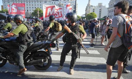 Las fuerzas de seguridad implementaron el protocolo antipiquete de Patricia Bullrich. Las fuerzas de seguridad implementaron el protocolo antipiquete de Patricia Bullrich.