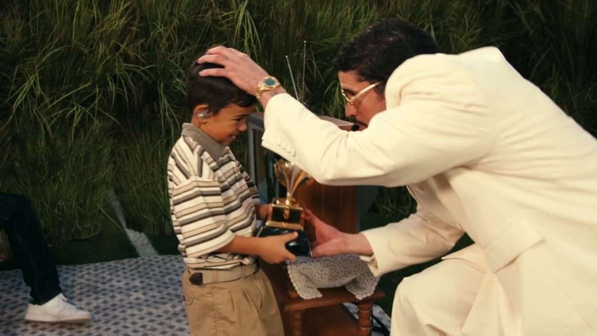 Bad Bunny entregó un Grammy simbólico durante su presentación en el Super Bowl.