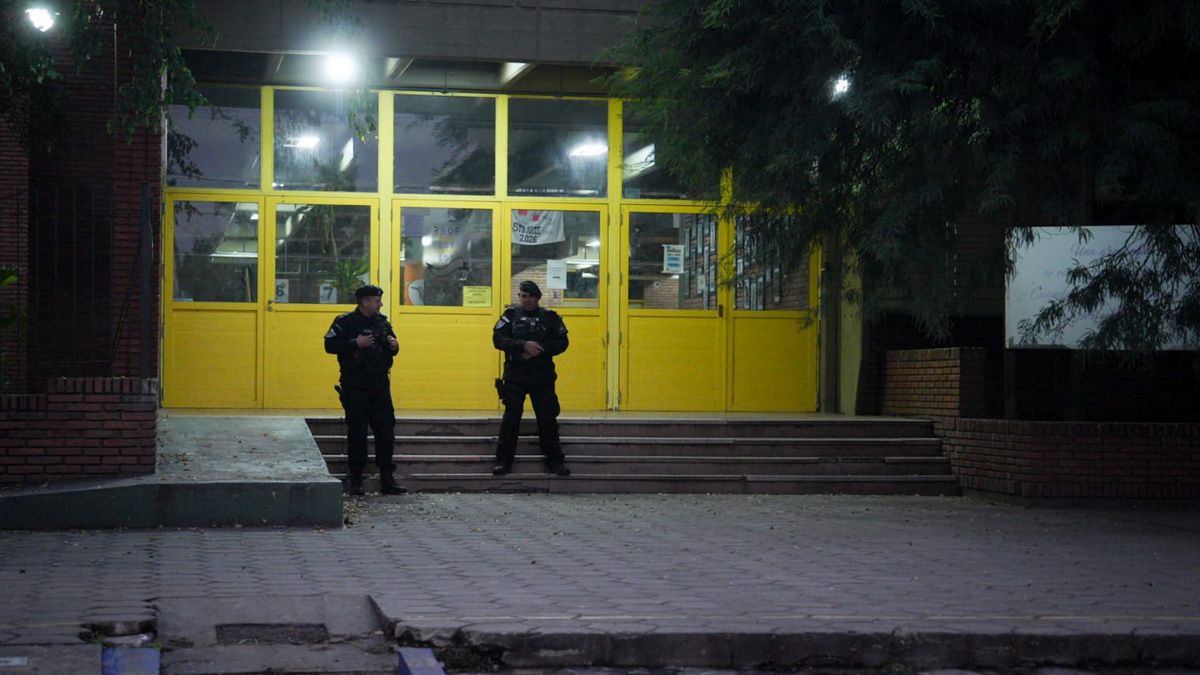Dos policías en la puerta de la escuela Mariano Moreno de San Cristóbal. Dos policías en la puerta de la escuela Mariano Moreno de San Cristóbal.
