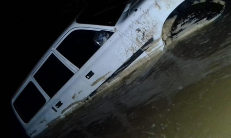tragedia en colombia: cinco personas muertas tras quedar atrapadas en un vehiculo que atravesaba un arroyo tragedia en colombia: cinco personas muertas tras quedar atrapadas en un vehiculo que atravesaba un arroyo