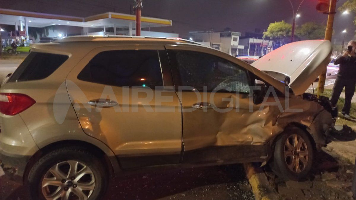 La Ford EcoSport era conducida por un hombre que resultó ileso.