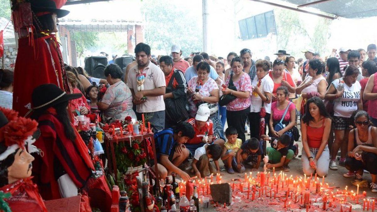 Gauchito Gil, un santo popular: más de 300.000 devotos llegan al santuario de Corrientes