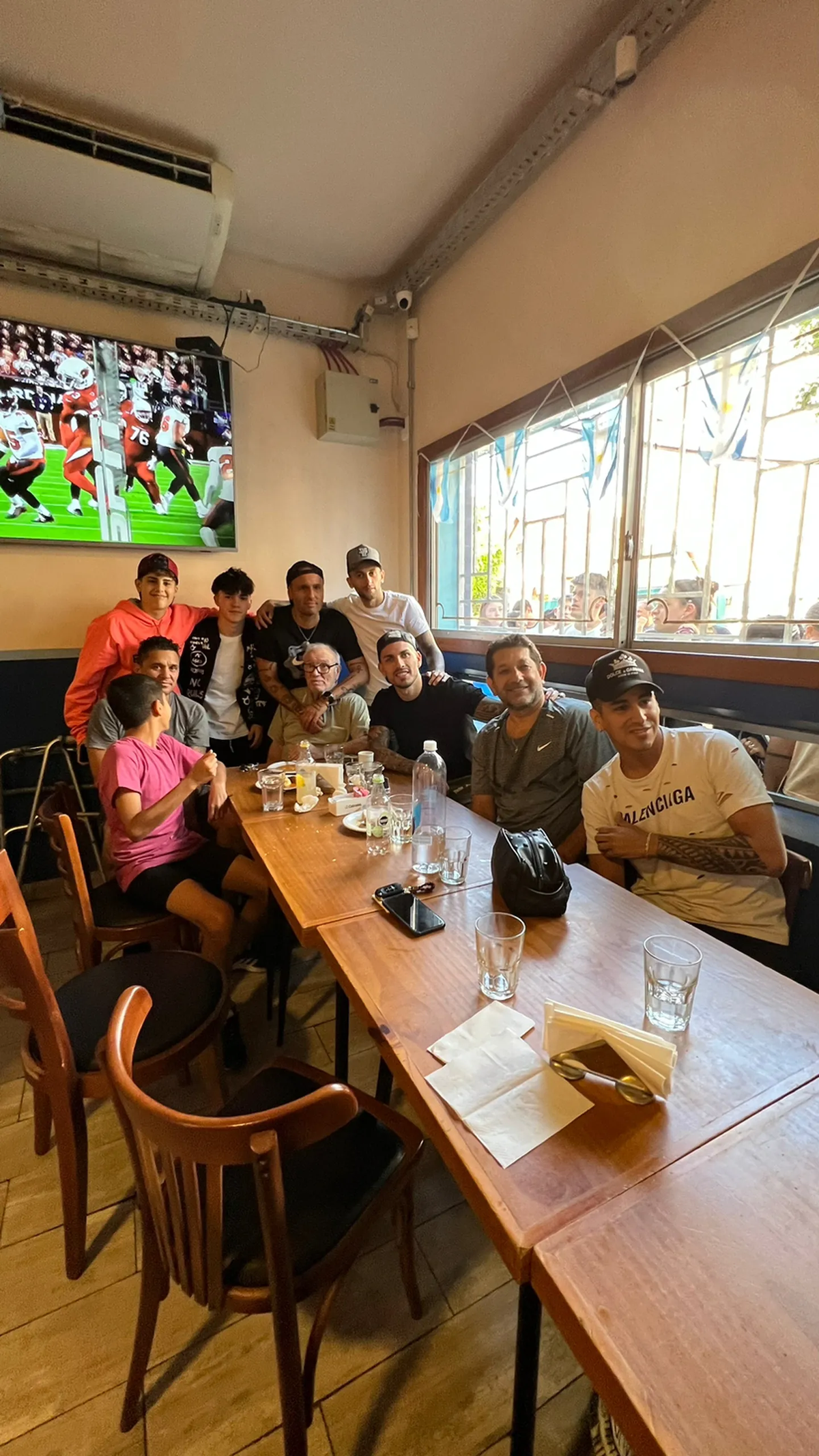 Leandro Paredes almorzó con un grupo de amigos entre los que estaba Ramón Maddoni, quien lo descubrió cuando tenía 8 años.