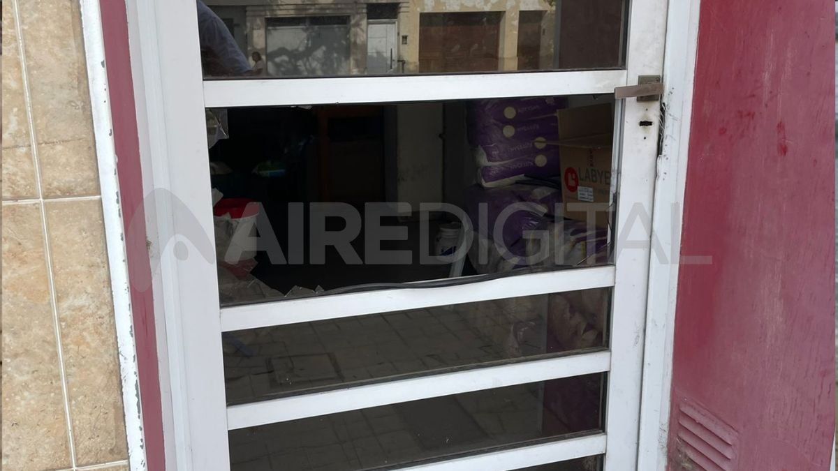 La veterinaria está enrejada casi en su totalidad. Entraron por la única puerta que no posee rejas.