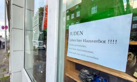 El cartel prohibía la entrada de judíos a un negocio en Alemania. El cartel prohibía la entrada de judíos a un negocio en Alemania.